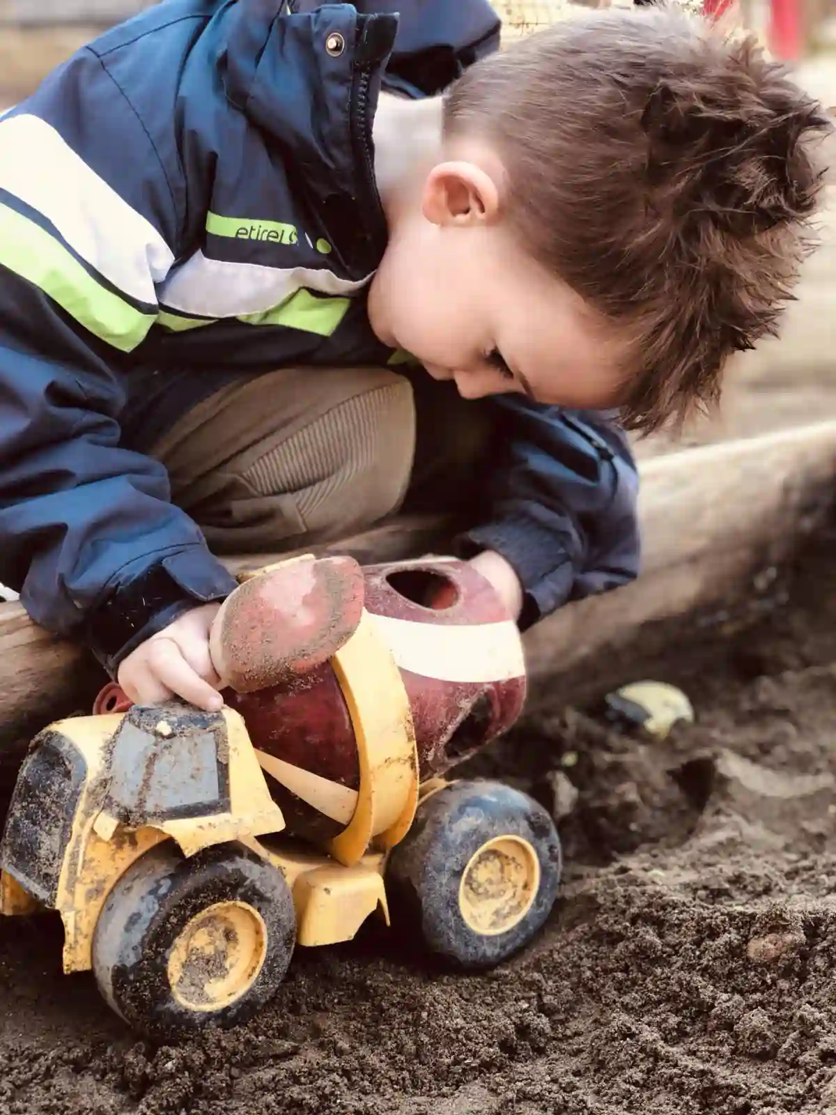 Cool4Scool novi grad - djeca se igraju u dvoristu - cjelodnevni i poludnevni boravak